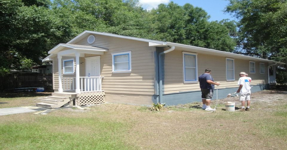 Orlando stucco home being painted on a clear morning